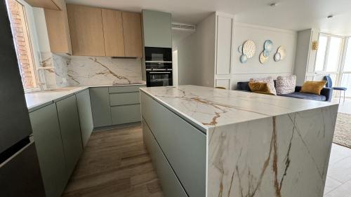 Cómo ubicar una isla de cocina en relación con el resto del mobiliario